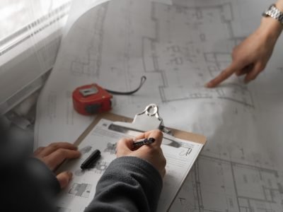 pessoas-de-alto-angulo-trabalhando-juntas